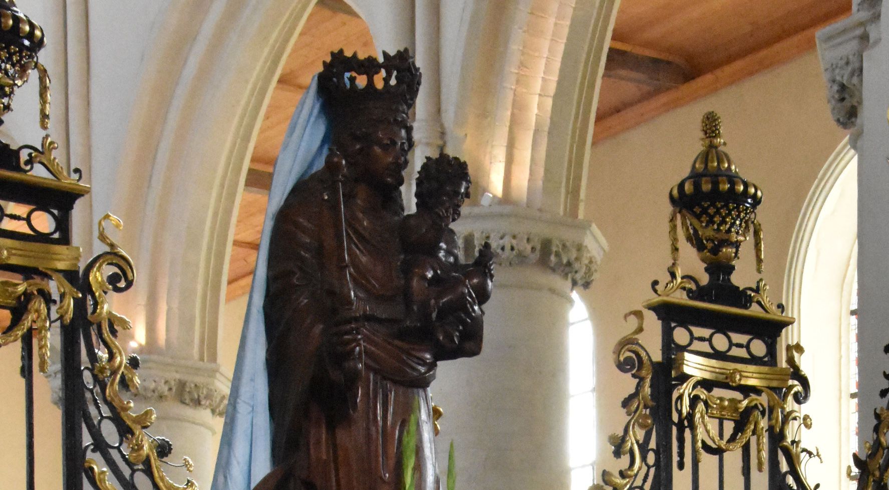 Statue de la Vierge Marie à Notre Dame de Calais