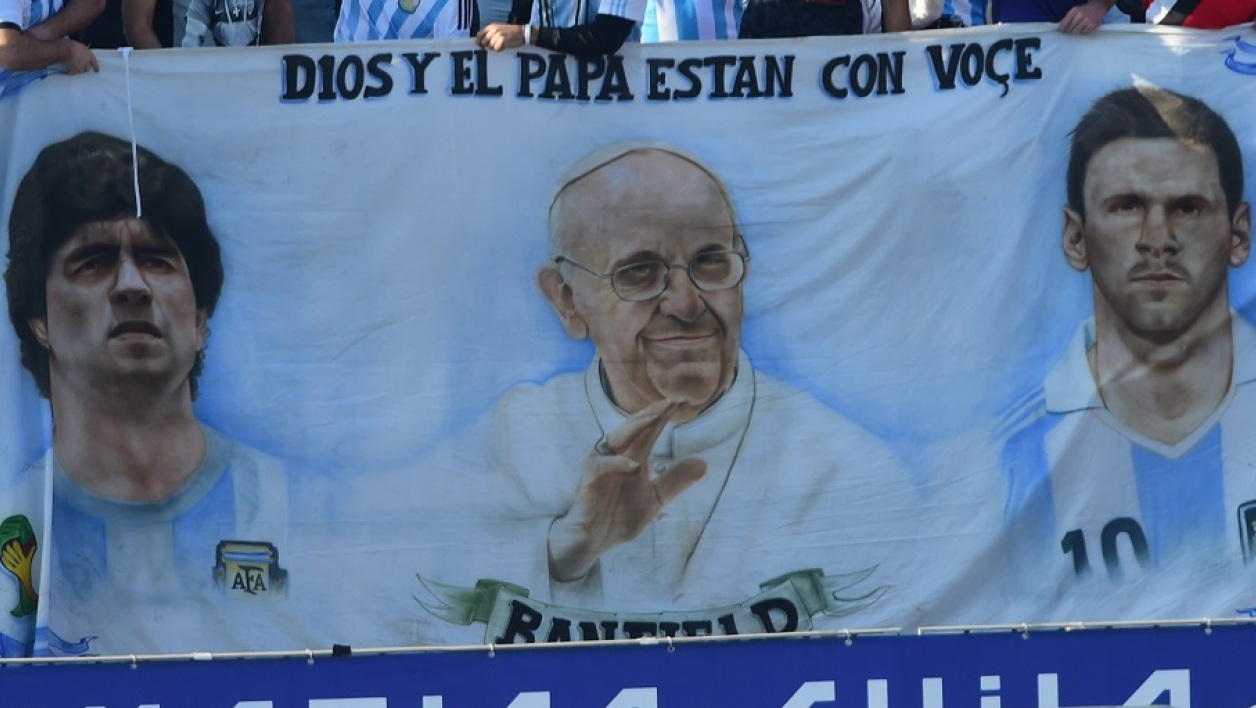 Le Pape François entouré de ses compatriotes Maradonna et Messi.