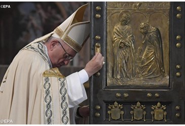 Le Pape François ouvre la Porte Sainte pour le Jubilé de la Miséricorde