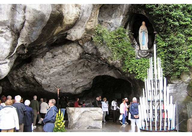 Pèlerins à la grotte de Lourdes