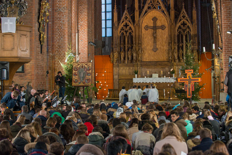 La prière du midi dans une église de Riga