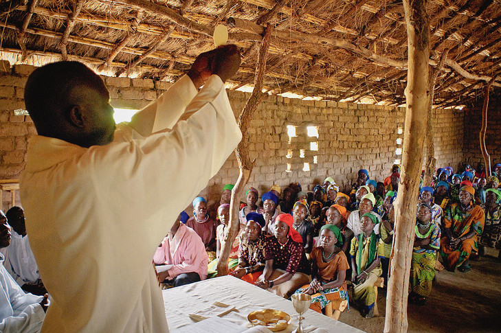 Célébration de l’eucharistie dans l’église catholique d’un village tchadien.