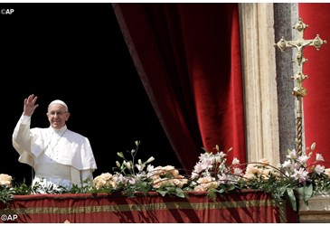 Le Pape salue la foule, à la loggia de la basilique Saint-Pierre.