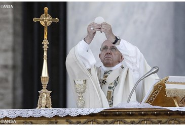 Le Pape François célébrant l'euscharistie