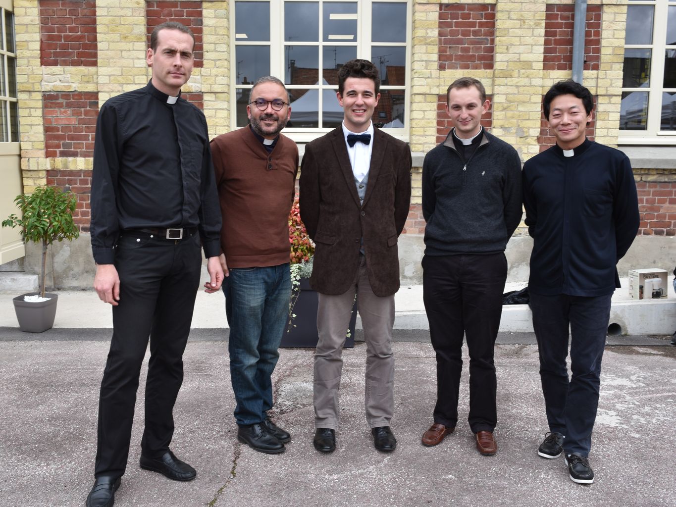De gauche à droite : Père Pierre Poidevin (curé), Père Bryan Sultana, Anthony Delahaye (Séminariste), Père Louis-Emmanuel Meyer, Père Jean-Baptiste