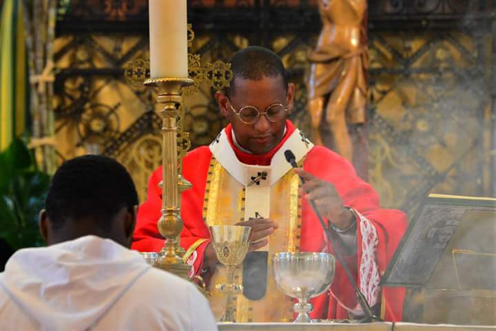 Monseigneur David Macaire célébrant une eucharistie