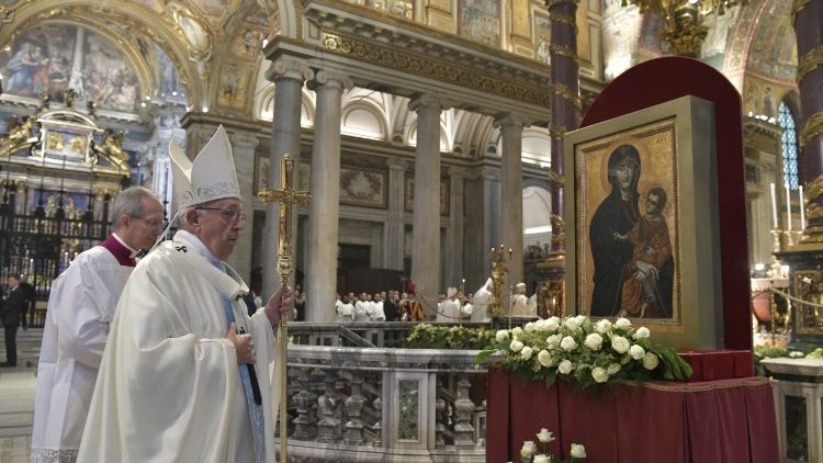 Le Pape à Sainte-Marie-Majeure devant l'image de la Salus Populi romani