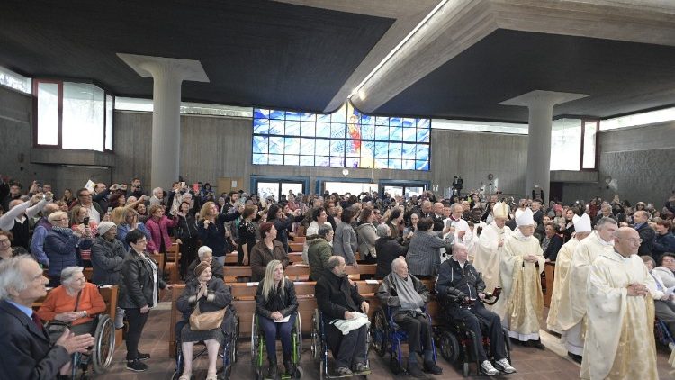 Le Pape a présidé une messe en périphérie de Rome en l'église Saint Paul de la Croix, le 15 avril 2018.