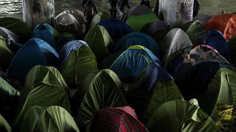 Un campement improvisé de migrants à proximité du canal Saint-Denis, à Paris, le 29 mars 2018.
