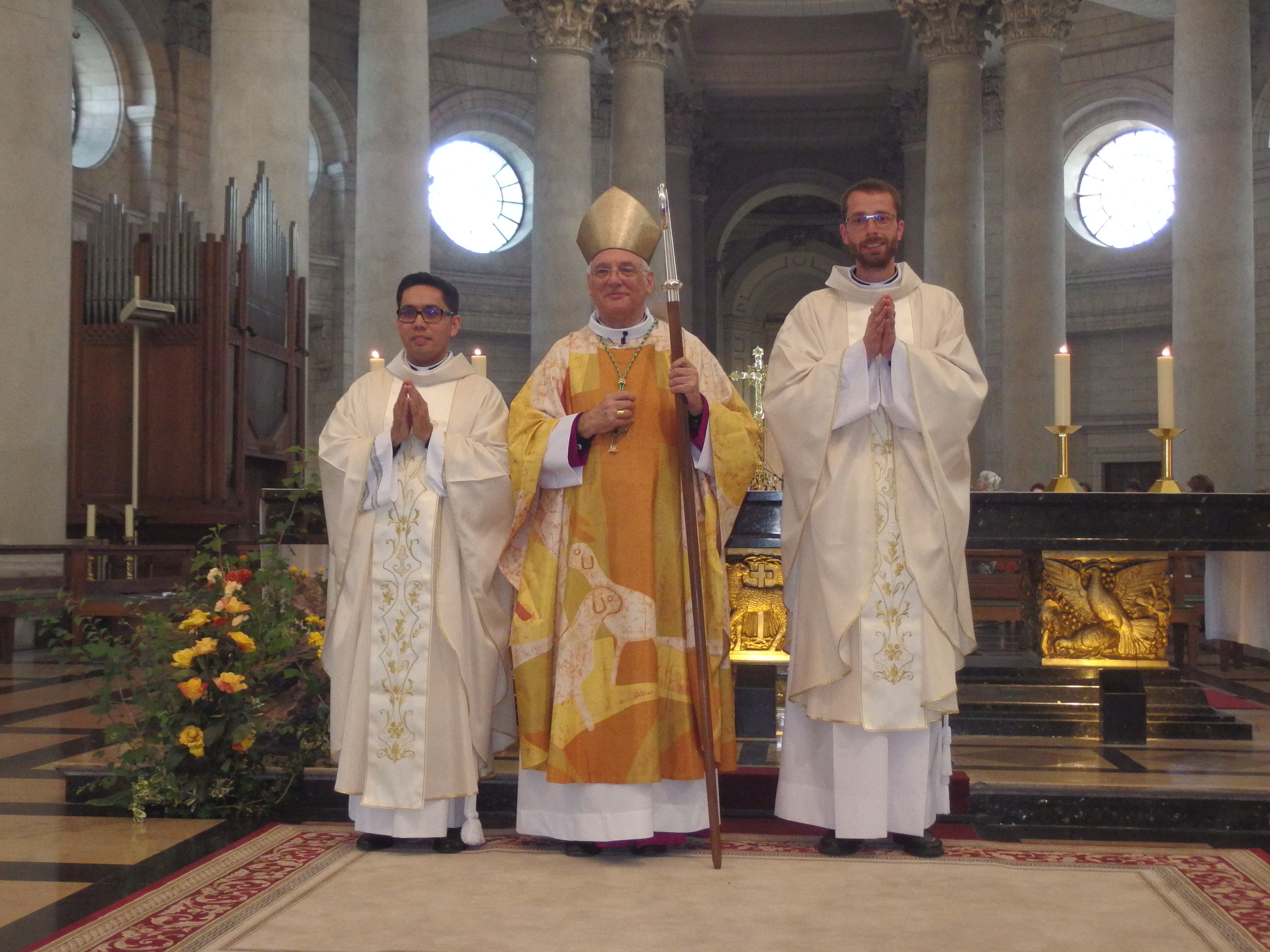 Msg Jaeger entouré des deux nouveaux prêtres ordonnés :