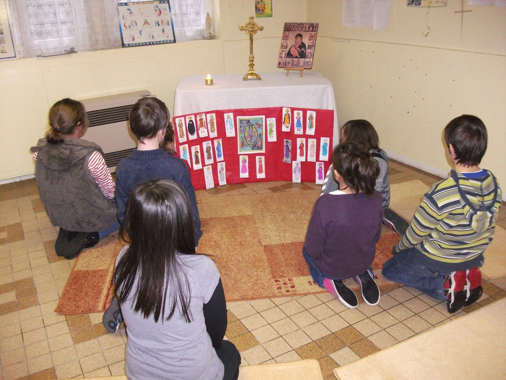 Les enfants du catéchisme durant un temps de prière