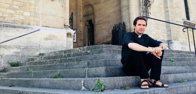 Cyrille Janssen, 33 ans, est vicaire à l'église Notre-Dame-de-la-Garde, dans le 13e arrondissement de Paris.